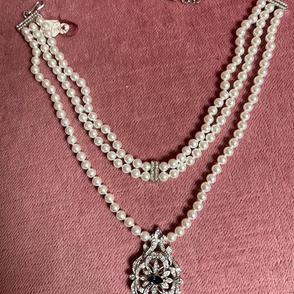 Elegant 3 layer faux off white pearls with crystal marquis sapphire pendant - Picture 3 of 16